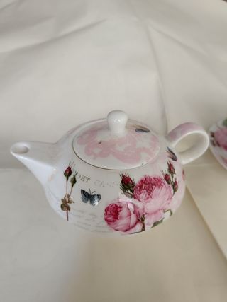 Teiera e tazza in porcellana finissima