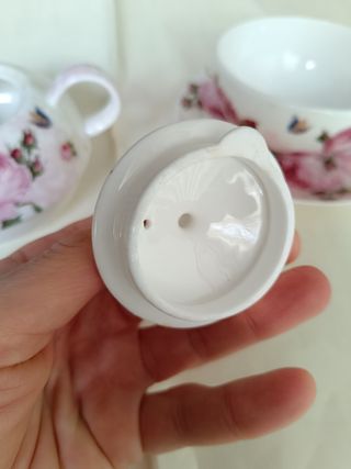 Teiera e tazza in porcellana finissima