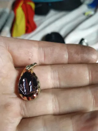 Medalla de oro y multicolor