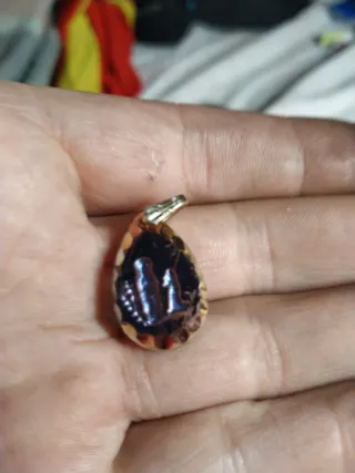 Medalla de oro y multicolor