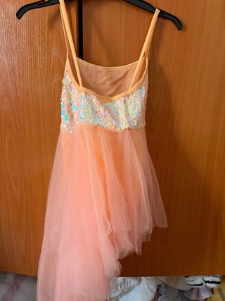 Traje de danza naranja con lentejuelas