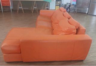 Sofá Pedro Ortiz Piel Naranja con Chaise longue