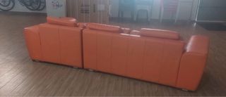 Sofá Pedro Ortiz Piel Naranja con Chaise longue