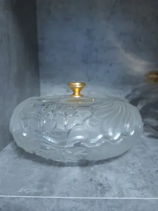 Bombonera de cristal con tapa dorada