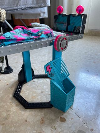 Monster High Frankie pelo corto y la cama