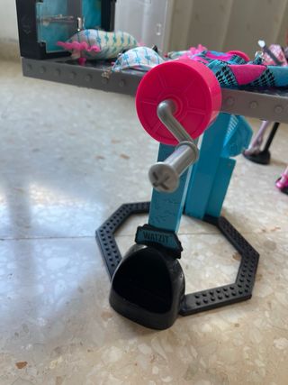 Monster High Frankie pelo corto y la cama