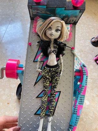 Monster High Frankie pelo corto y la cama
