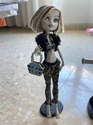 Monster High Frankie pelo corto y la cama