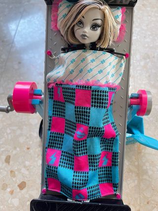 Monster High Frankie pelo corto y la cama