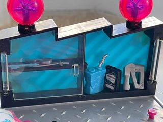 Monster High Frankie pelo corto y la cama