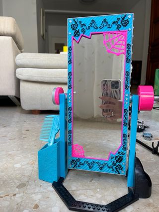 Monster High Frankie pelo corto y la cama