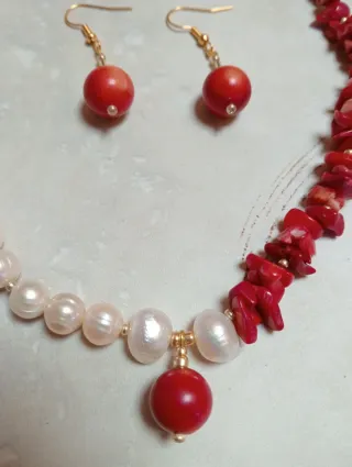 Collar Coral Rojo y Perlas y pendientes coral