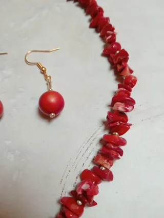 Collar Coral Rojo y Perlas y pendientes coral