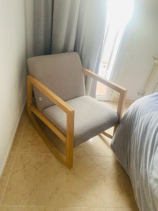 Silla mecedora madera y tela gris