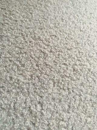 Silla mecedora madera y tela gris