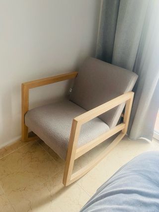 Silla mecedora madera y tela gris