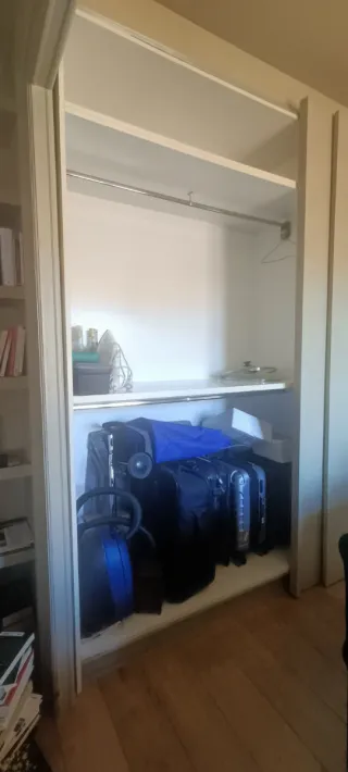 Armario grande de madera beige y blanco