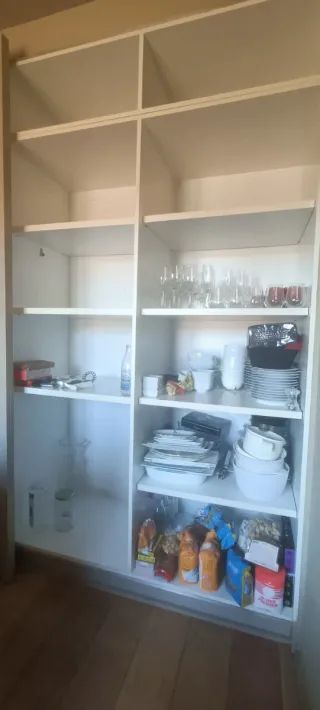 Armario grande de madera beige y blanco