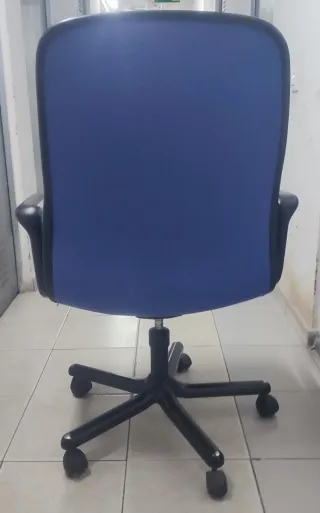 Silla de oficina azul y negra