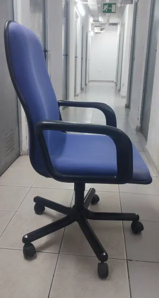 Silla de oficina azul y negra