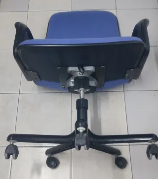 Silla de oficina azul y negra
