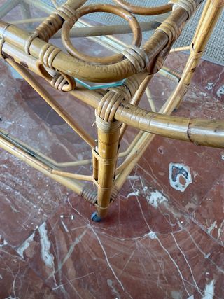 Carrito de bambú con ruedas y cristal