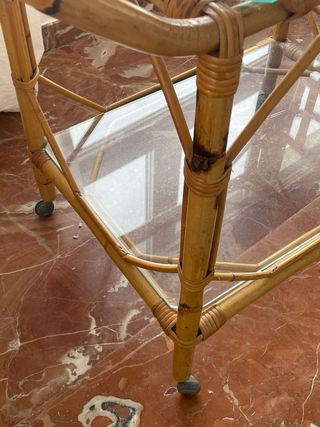 Carrito de bambú con ruedas y cristal