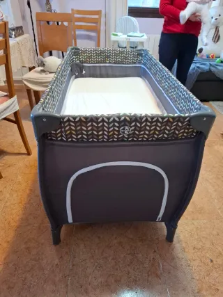 Cuna pliable para bebé con dos nivelos