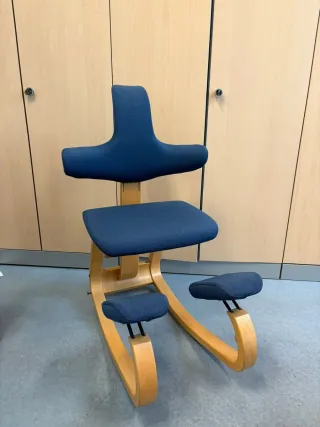Silla ergonómica azul y madera