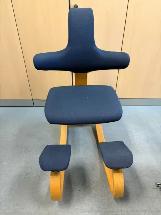 Silla ergonómica azul y madera