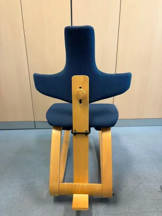 Silla ergonómica azul y madera
