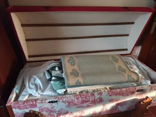 Baúl de madera con tela roja y estampado