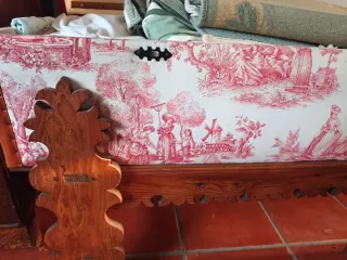 Baúl de madera con tela roja y estampado