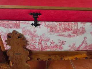Baúl de madera con tela roja y estampado