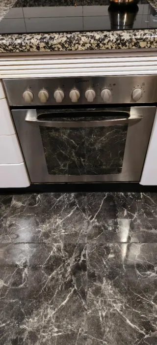 Horno y campana extractora.