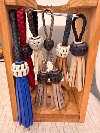 Llaveros artesanales flecos piel