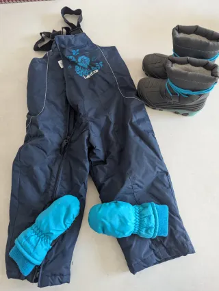 Conjunto esquí niño/niña: mono, botas y guantes.