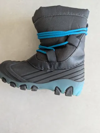 Conjunto esquí niño/niña: mono, botas y guantes.