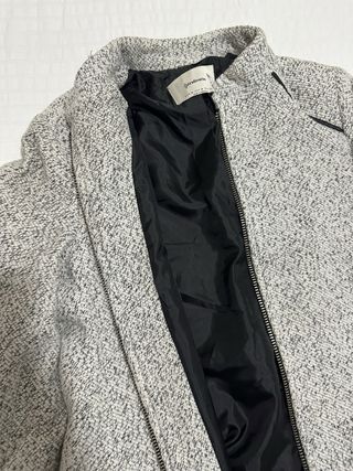 Abrigo Stradivarius gris y negro