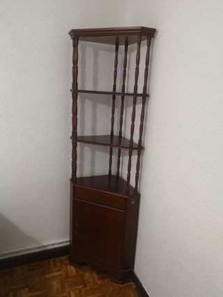 Mueble clásico para restaurar. Color castaño,