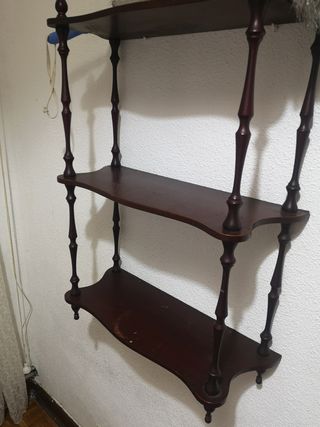 Mueble clásico para restaurar. Color castaño,