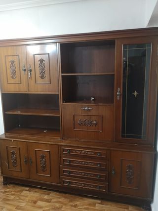 Mueble clásico para restaurar. Color castaño,