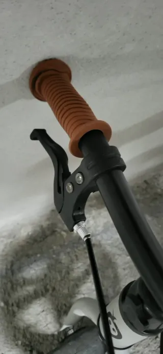 Bicicleta de equilibrio infantil gris