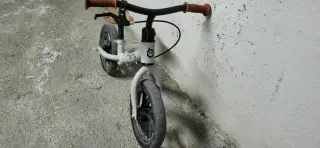 Bicicleta de equilibrio infantil gris