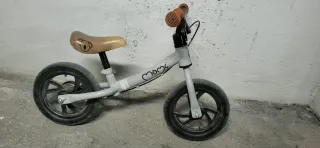Bicicleta de equilibrio infantil gris