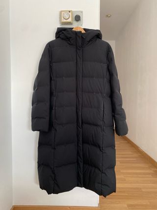 Abrigo largo de plumas negro Uniqlo