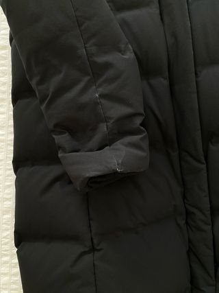 Abrigo largo de plumas negro Uniqlo