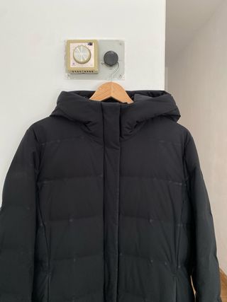 Abrigo largo de plumas negro Uniqlo