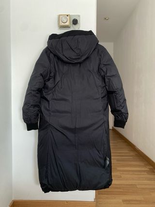 Abrigo largo de plumas negro Uniqlo