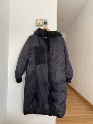 Abrigo largo de plumas negro Uniqlo